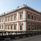 L�edificio scolastico pi� antico del murattiano si trova in corso Cavour. Qui � infatti seminascosto l�istituto per geometri Pitagora: una struttura a tre piani in stile classicheggiante, con paraste modanate e colonne ioniche ai lati del portale d�accesso. Come istituto il Pitagora � uno dei pi� antichi del Sud Italia: � infatti nato con il nome di �Regio Istituto Tecnico� nel 1866, anche se solo nel 1930 ha trovato casa in questo fabbricato